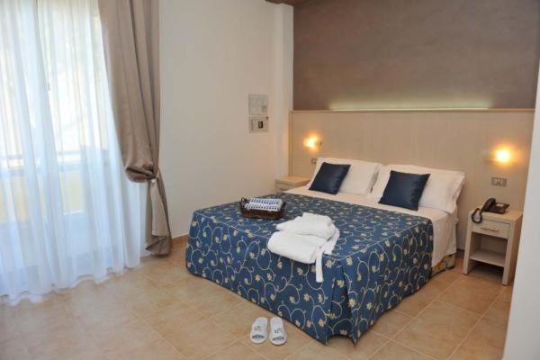Double or Twin Room with Sea View